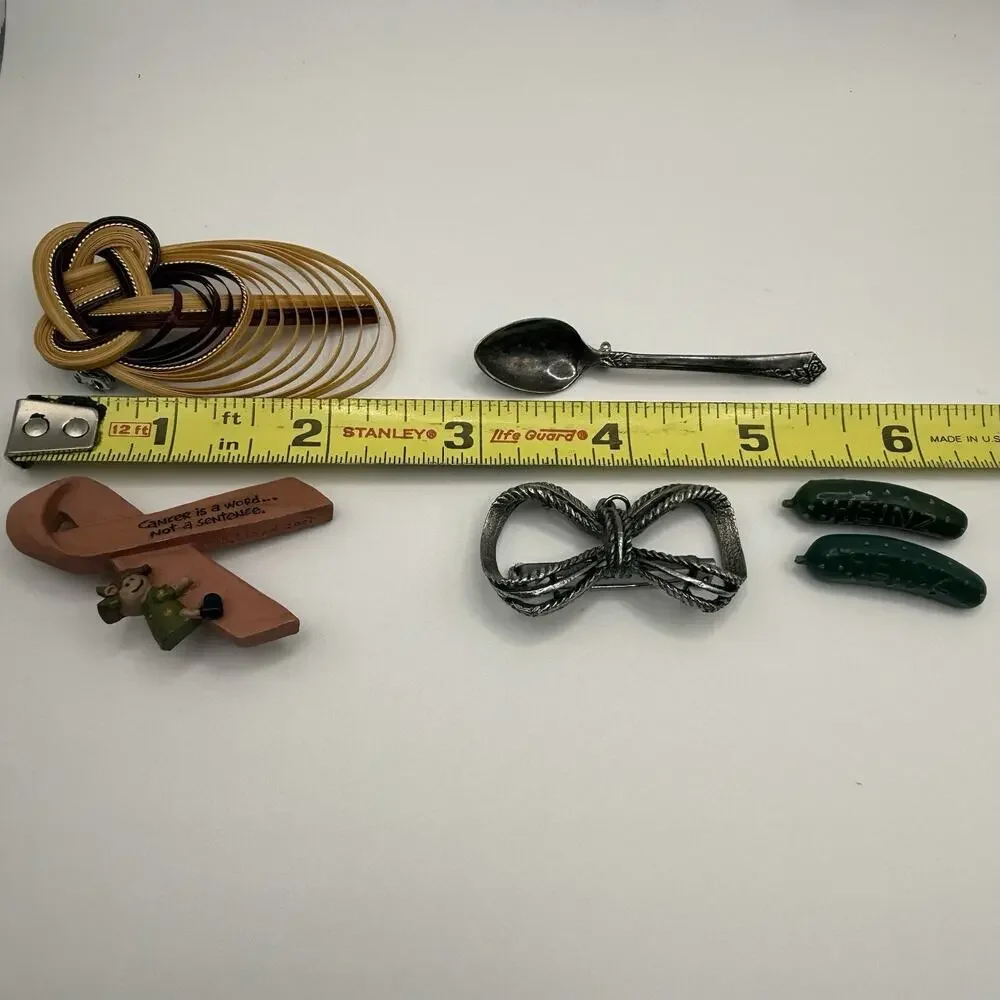 Vintage‎ Lot of Twelve Brooch Pins Pickles Clock Dinosaurs Spoon Bows Sunglasses